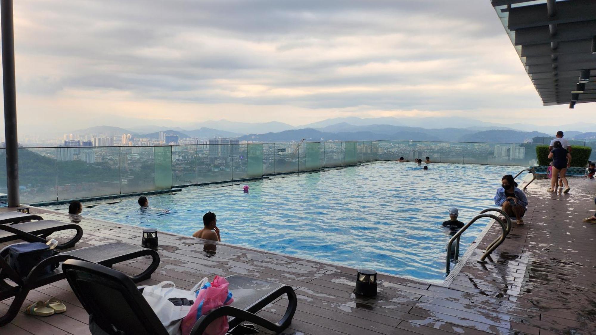 Ekocheras With Balcony Sunshine Cosy Next To Mrt 3 Or 4 Pax * Kuala Lumpur