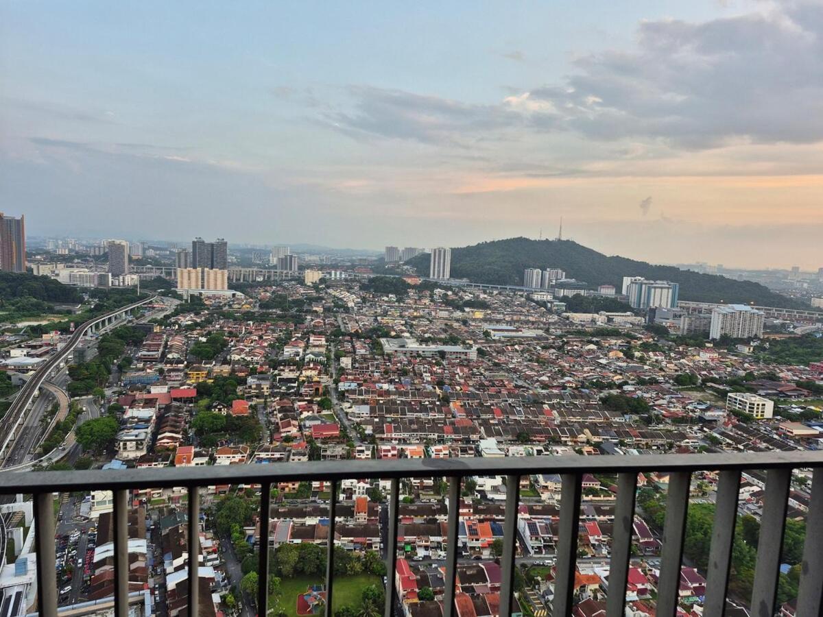 Ekocheras With Balcony Sunshine Cosy Next To Mrt 3 Or 4 Pax * Kuala Lumpur