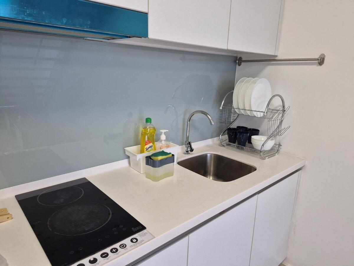 Ekocheras With Balcony Sunshine Cosy Next To Mrt 3 Or 4 Pax * Kuala Lumpur