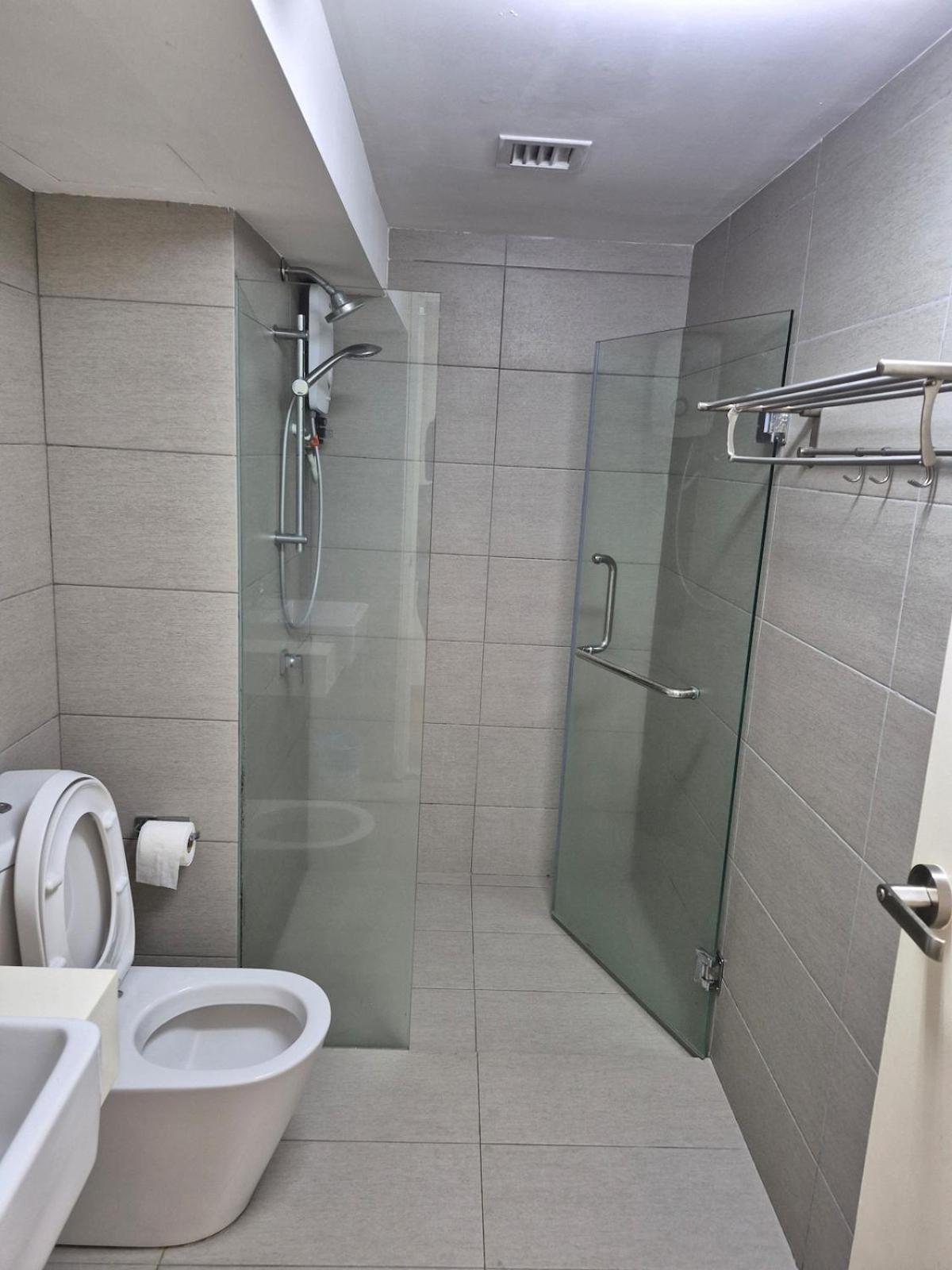 Ekocheras With Balcony Sunshine Cosy Next To Mrt 3 Or 4 Pax * Kuala Lumpur